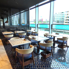 落ち着いた雰囲気の大人なシックな空間。ランチ、カフェ、ディナーに、シーンを選ばずご利用いただけます。