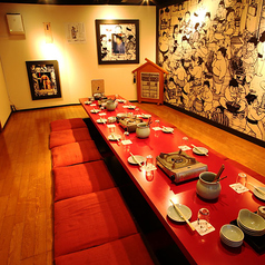 6階は広めの個室となっており、宴会やご会合向けのスペースとなっています。壁には元力士であり、現在は相撲協会公認漫画家である元琴剣関の描いたイラストが壁画となっています。9卓
