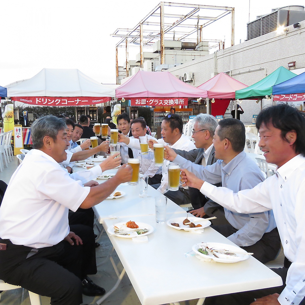 開放的な空間で星空の下キンキンに冷えたビールでみんなで楽しく乾杯！楽しいひと時をお過ごし下さい