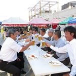 開放的な空間で星空の下キンキンに冷えたビールでみんなで楽しく乾杯！楽しいひと時をお過ごし下さい