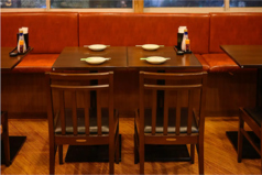 【宴会を盛り上げるテーブル席】テーブル席が8卓用意されており、最大4名様まで座れる席が並んでいます。宴会向きの席としても利用でき、賑やかなシーンにぴったりです。友人や仲間との集まりにおすすめな空間で、楽しい時間を過ごしましょう！