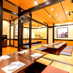 【最大34名様までご利用可能】＜10名以上・20名以上・30名以上用途に応じた個室有＞掘りごたつのお座敷をはじめ、人数や用途に合わせたお席をご用意可能です。新年会など各種会社宴会や、同窓会、二次会など様々なシーンにご利用いただけます。大人数でのご宴会や貸し切りもお気軽にご相談ください。