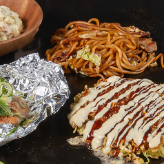 関西風出汁が香るお好み焼きと大阪直送の太麺焼きそば♪の写真