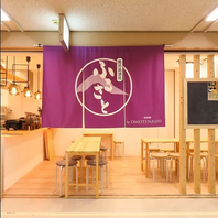木の温もりと焼酎。都会に佇む、鹿児島の小さな酒場。