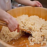 【赤酢】とてもまろやかな味わいと旨味があり、伝統的な方法で作られているので、 砂糖や化学調味料も使って作られるしゃりに比べて硬くなく、口当たりも柔らかくふわっとしています。 赤酢を褐色に染めている成分のアミノ酸は体がエネルギー代謝を行うために必要不可欠な栄養です。 塩分も少なく健康にも良い良い赤シャリ