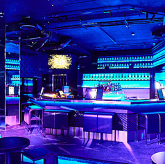 仕事帰りや一人飲みにも。バーテンダーが目の前で仕上げるドリンク、料理人の手仕事が見える距離感。一人でも、二人でも、会話と空間を楽しめるラウンジスタイル。赤坂・六本木の夜に、少しだけ特別な時間を。