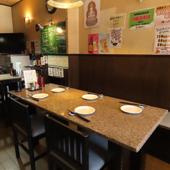 店内には、グループでゆったりと寛げるテーブル席を完備しております。4名様掛けを2卓、6名様掛けを1卓ご用意しており、少人数の飲み会から中規模のご宴会まで柔軟に対応可能です。木の温もりを感じる落ち着いた空間で、美味しい料理とお酒を囲みながら、大切な仲間と語らう至福のひとときをお過ごしください。