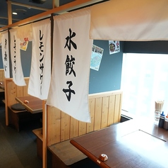 会話が弾むにぎやかな店内。話好きの店員ばかりなので、あちこちで笑い絶えない店内。店員とお客様、そして隣り合わせたお客様同士など店内一体になった雰囲気が、常連さんが気に入っていただいているポイント。