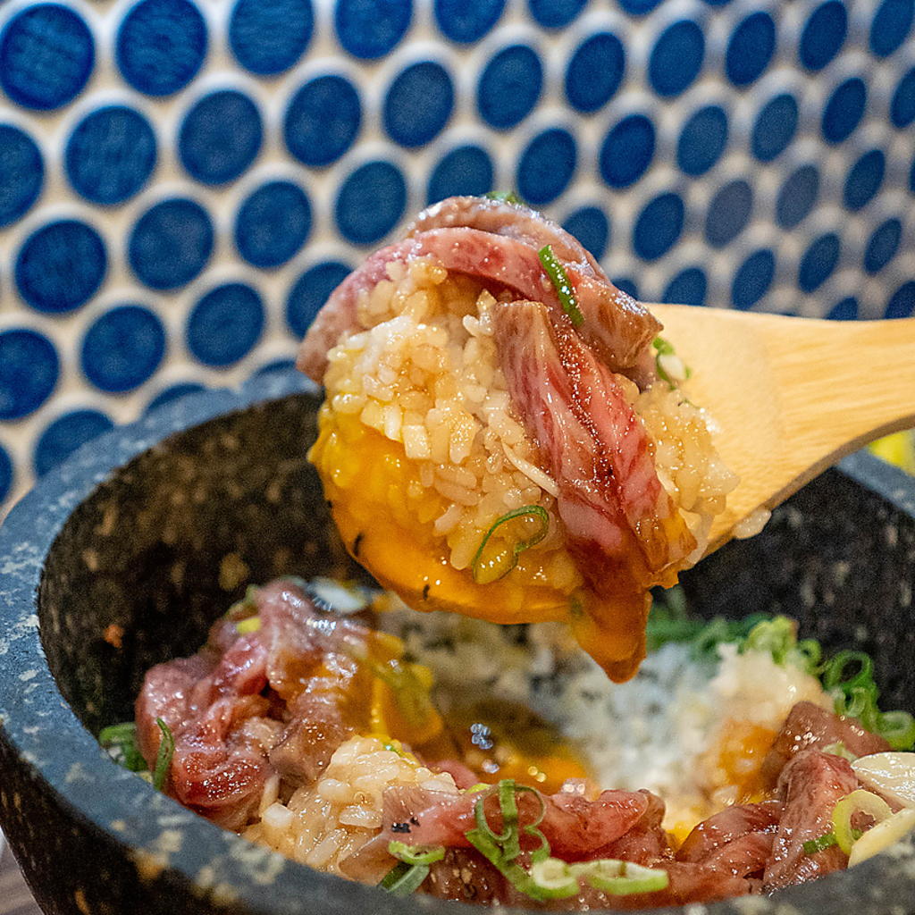 〆ものまで楽しめる！石焼ガーリックバターライス