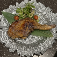 博多地鶏の骨付きもも肉の山賊焼の写真