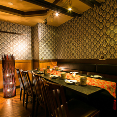 江坂駅から徒歩1分!!ドア付きの完全個室も多数ご用意！2～100名様まで対応できます☆プライベートな落ち着いたお食事のシーンから、大人数様で楽しく盛り上がれる忘年会のシーンまで、お客様のご要望にお応えします。ご希望や不明点等はお気軽にお電話にてお尋ねください♪喫煙可(個室のみに分煙にてOK)紙たばこOK）