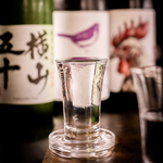 九州から東北まで、全国各地の銘酒を厳選して取り揃えました。個性豊かな地酒を幅広くご用意。