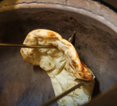 窯で焼き上げた香ばしいナン