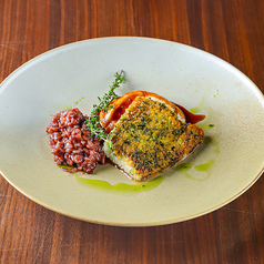 カレイの香草パン粉焼き　カリフラワーピューレ　赤ワインリゾット添え