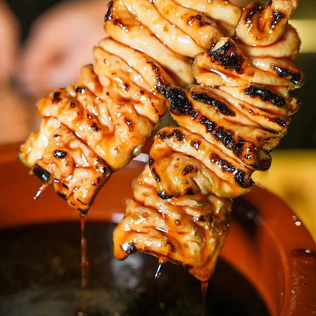 当店では、全部の串を手打ちしています。炭火の香ばしさ・肉の旨み・タレの濃厚さが旨みを高める◎