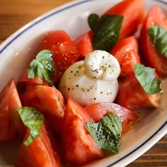 完熟トマトとブラッターチーズのカプレーゼ(Caprese of tomato and burrata cheese)