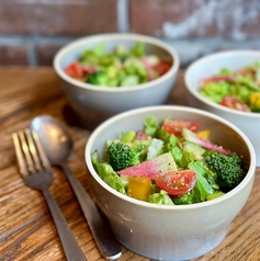 自家製ドレッシングで食べるチョップドサラダ