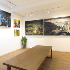 オーナーゆかりの画家の作品を展示。あなたの好きな絵もきっと見つかります。
