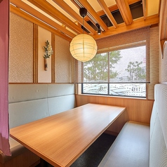 ご家族の団らんから、友人同士の会食、さらに大人数での宴会まで、幅広く対応させていただける個室から広間までご用意しています。
