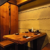 テーブル半個室席もございます。お履き物を脱ぐこともなくお洒落な店内でプライベートのご飲食にもピッタリです。ぜひ店舗にお問い合わせください！名駅で居酒屋なら、てしごと家へ★