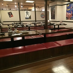 広々としたフロアは、グループの集まりやイベントにも対応可能です。すべて掘りごたつ席でご用意しておりますので、足を伸ばしてゆったりとおくつろぎいただけます。心地よい空間で、四国の味とともに楽しいひとときをお過ごしください。