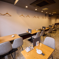 のびのび、広々。木目の優しさ溢れる店内でゆったり時間