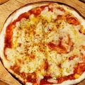 料理メニュー写真 チーズ＆バジルピザ