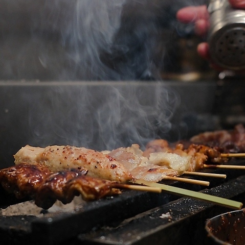 秘伝の味噌ダレがウリのやきとん串と豊富な逸品や燻製を提供する大衆酒場！