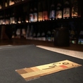 おひとり様から気軽にご利用いただけるカウンター席をご用意。デートやしっぽり飲みたい夜にも最適で、落ち着いた時間をお過ごしいただけます。料理人の手仕事を間近に感じながら、出来立ての料理とお酒を楽しめる特等席です。