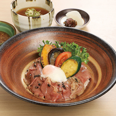 炙り黒毛和牛と彩り野菜の丼ぶり御膳～しょう油糀だれ～