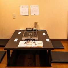 【2～4名様で座れるテーブル席】ご家族とのお食事や、少人数での飲み会などにちょうどいいお席です。お料理を囲んで、ゆったりと語らうひとときをお過ごしいただけます◎