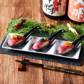 ウニ、いくら、キャビアを乗せた贅沢肉寿司3貫セット！馬刺しの旨味と海の幸の旨味がお口いっぱいに広がります！