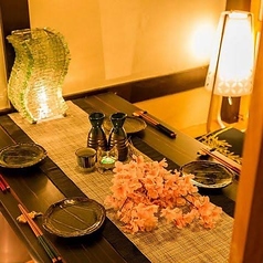 和の趣き溢れる店内は大人の為の落ち着いた雰囲気となっております。2名様~30名様までご利用可能な完全個室席は赤坂での接待や女子会、合コンなど各種宴会に最適なプライベート個室空間♪お得な宴会コースプランもご予算に合わせて3000円~ご用意。誕生日や記念日にお得なサプライズ特典もご用意しております。個室居酒屋