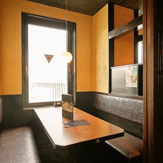 【2名様～4名様向けのテーブル席】隣と仕切られたBOX型のお席や半個室風のお席などを多数ご用意しています。高級感のあるテーブル席ならお祝いごとにもおすすめです。