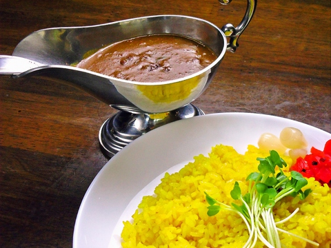 レストランの料理長の経験があるオーナーが作るカレー。深みのある味わいがうまい。