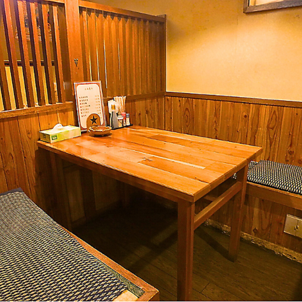 木の温もりと和の趣が懐かしい雰囲気の店内はホッと落ち着く空間♪カウンターやテーブル席もご用意◎