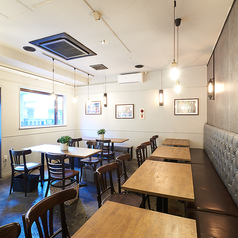 【テーブル席でゆっくりと】グループ様でも窮屈せずお食事いただけます♪