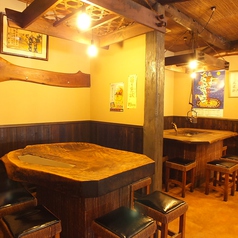 ◆美濃樽自慢の天然木を使ったテーブル席◆最大8名さま迄ご利用頂けます！相席をお願いしておりますが、常連様との交流や、囲炉裏のあるお席など、1番人気のお席です！ご希望のお客様はお電話にてお問い合わせください☆