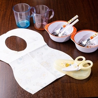 お子様用の椅子や、食器やカトラリーなどご用意。