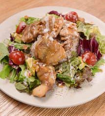 「TABLES」定番のチキンオーバーライス