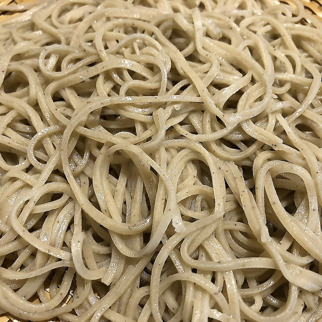 職人の技が光る江戸前蕎麦。冷たいお蕎麦と温かいお蕎麦をご用意、喉越しと香りをお楽しみください。