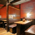 【4名様～8名様向けのテーブル席】温かみのある照明で落ち着いた雰囲気を演出しております。周りが仕切られたBOXのお席なら、人目を気にすることなくお楽しみいただけます。