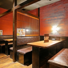 【4名様～8名様向けのテーブル席】温かみのある照明で落ち着いた雰囲気を演出しております。周りが仕切られたBOXのお席なら、人目を気にすることなくお楽しみいただけます。