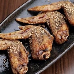 自慢の博多豚バラ巻串や地鶏焼き鳥を炭火焼で♪盛り合わせのご注文でさらにお得に！の写真