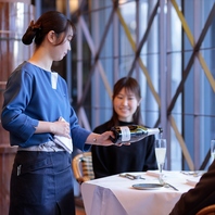 陽気な光差し込む、ゆったり落ち着いた雰囲気の店内