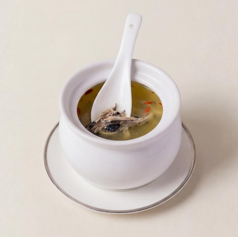 松の実と烏骨鶏のスープ