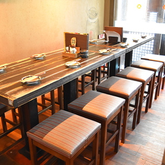 テーブル席は最大12名まで調整が可能です。調理場から漂ってくるおいしい香りと癒しの空間をお楽しみください。