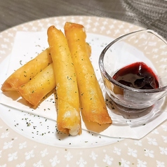 3種のとろ~りチーズの揚げ春巻きスティック~カシスベリーソース~