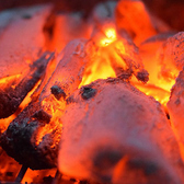 遠赤外線の特長は焼く材料の表面だけでなく、中の方へ熱が入っていくため強い火で焼いても表面が、焦げずに早く焼けるのです。また短時間で焼け、材料のうま味や水分を逃がさず美味しく柔らかく焼く事が出来ます。さらに炎が出ないため黒こげになりにくく、風味を出し、苦味がでません