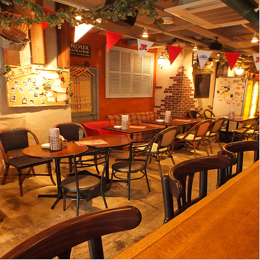 扉を開けるとまるでヨーロッパの裏路地に迷い込んだよう…。入っただけで心が高揚する非日常的空間。